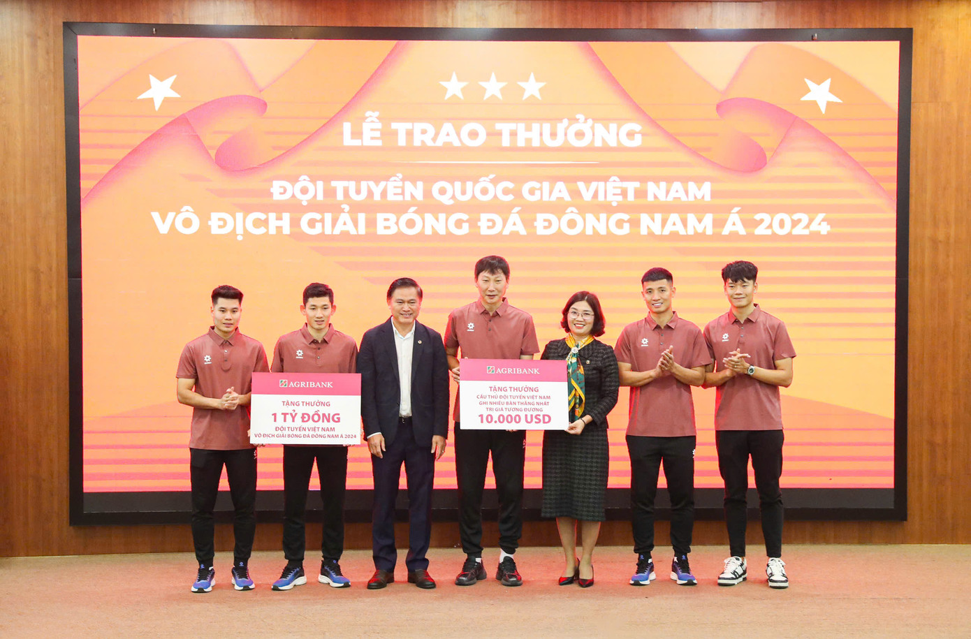 Bà Từ Thị Kim Thanh – Thành viên Hội đồng Thành viên Agribank trao thưởng 1 tỷ đồng cho Đội tuyển bóng đá nam Quốc gia Việt Nam và cầu thủ ghi nhiều bàn thắng nhất Nguyễn Xuân Son với trị giá giải thưởng tương đương 10.000 USD. Bà Từ Thị Kim Thanh – Thành viên Hội đồng Thành viên Agribank trao thưởng 1 tỷ đồng cho Đội tuyển bóng đá nam Quốc gia Việt Nam và cầu thủ ghi nhiều bàn thắng nhất Nguyễn Xuân Son với trị giá giải thưởng tương đương 10.000 USD.