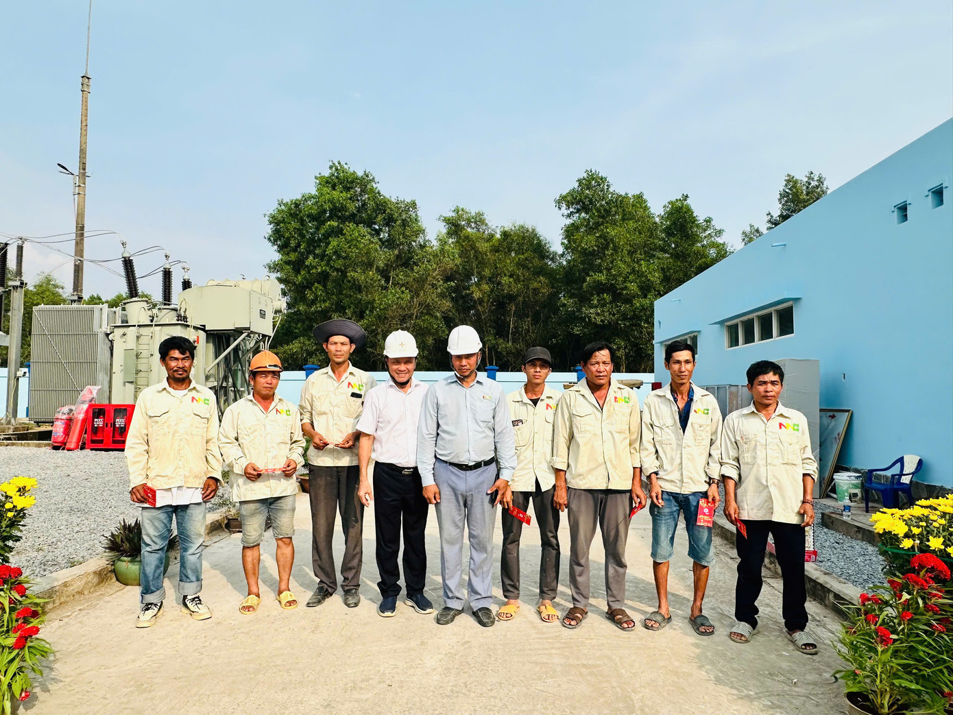 Tổng giám đốc EVNSPC Nguyễn Phước Đức (thứ 4 từ trái qua) thăm hỏi, động viên cho người lao động các nhà thầu tham gia thi công trên địa bàn tỉnh Đồng Nai, ngày 25 Tết Tổng giám đốc EVNSPC Nguyễn Phước Đức (thứ 4 từ trái qua) thăm hỏi, động viên cho người lao động các nhà thầu tham gia thi công trên địa bàn tỉnh Đồng Nai, ngày 25 Tết