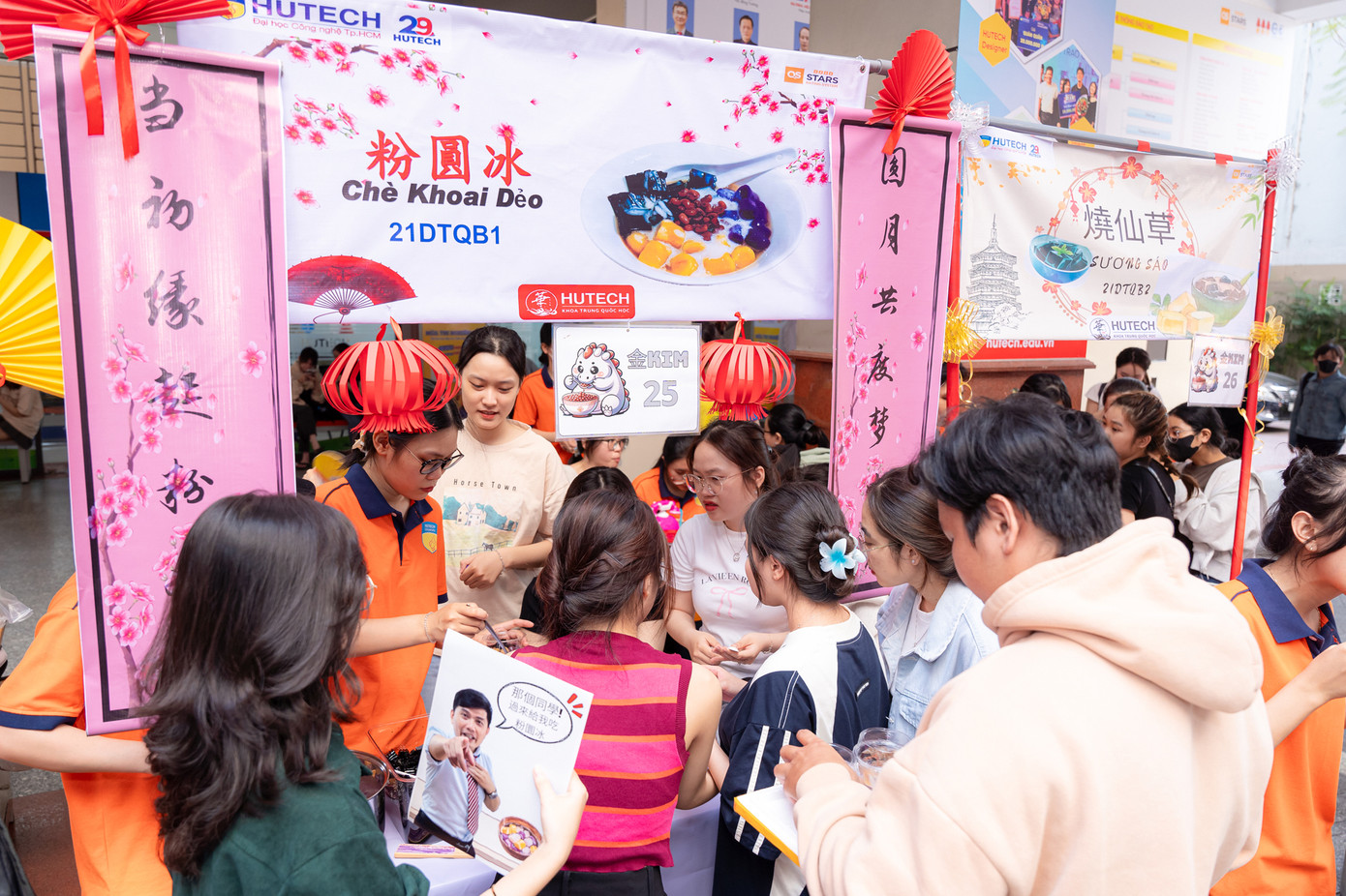 Ngày hội văn hóa tổ chức ngay tại trường mang đến nhiều trải nghiệm về xứ sở Trung Hoa cho sinh viên