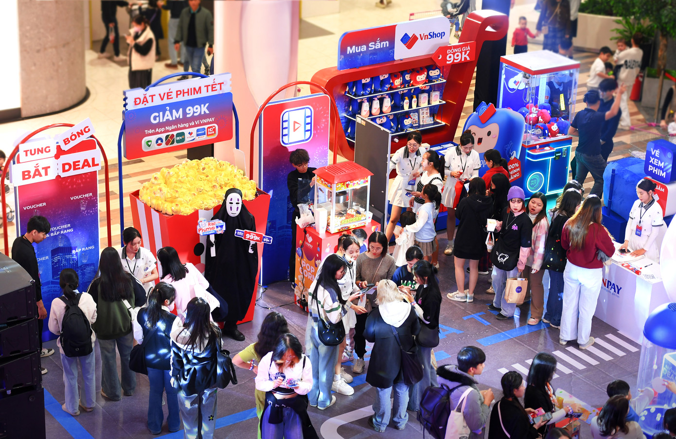 Rất đông khán giả có mặt từ sớm để tham gia các hoạt động tại VNPAY SUPER SALE và cùng chờ đợi sự xuất hiện của bộ đôi Kay Trần - Bùi Công Nam. Rất đông khán giả có mặt từ sớm để tham gia các hoạt động tại VNPAY SUPER SALE và cùng chờ đợi sự xuất hiện của bộ đôi Kay Trần - Bùi Công Nam.