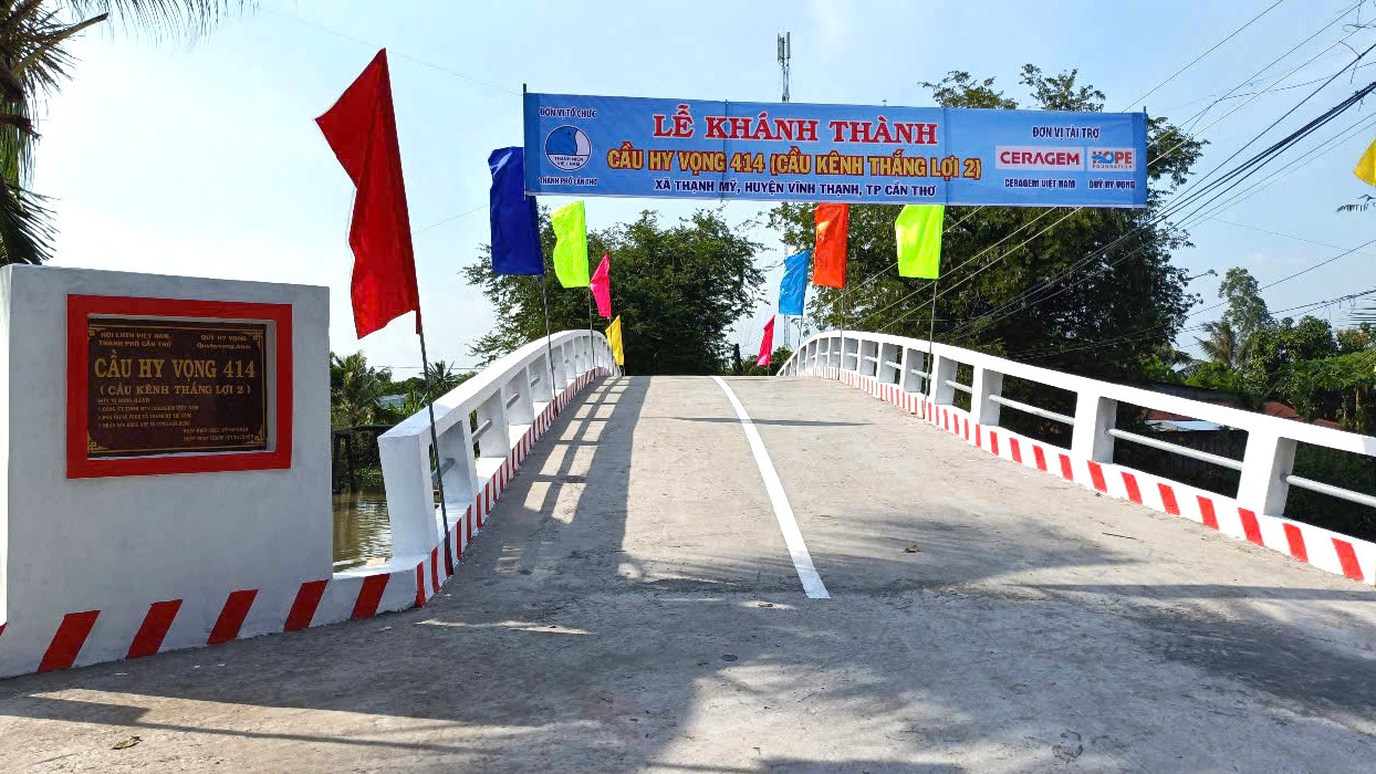 Cầu mới được xây dựng khang trang, chắc chắn đảm bảo cho việc di chuyển thuận lợi Cầu mới được xây dựng khang trang, chắc chắn đảm bảo cho việc di chuyển thuận lợi