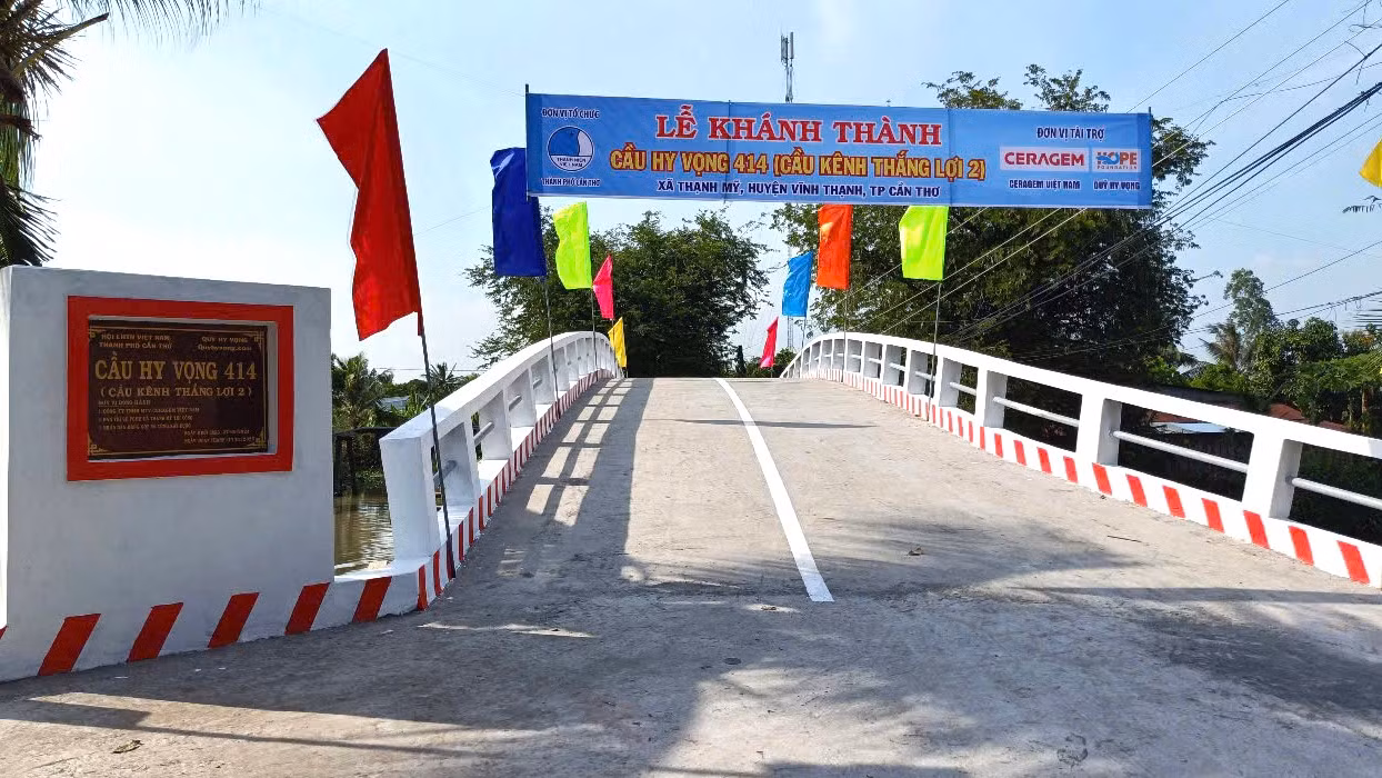 Cầu mới được xây dựng khang trang, chắc chắn đảm bảo cho việc di chuyển thuận lợi
