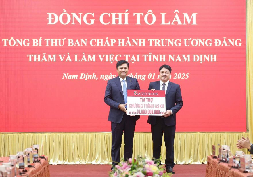 Đồng chí Phạm Toàn Vượng - Phó Bí thư Đảng ủy phụ trách Đảng bộ, Thành viên HĐTV, Tổng Giám đốc Agribank trao tặng 10 tỷ đồng an sinh xã hội cho tỉnh Nam Định