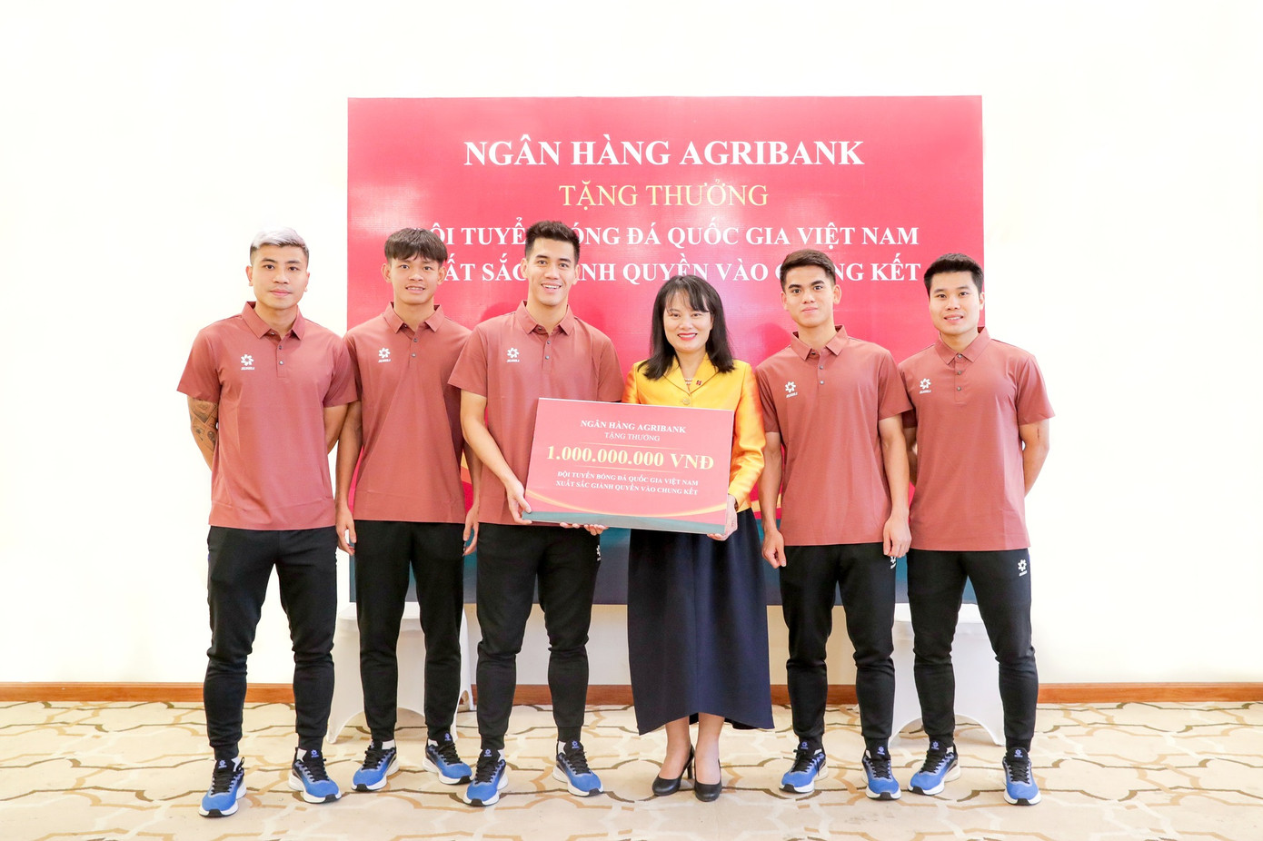 Bà Phùng Thị Bình - Phó Tổng Giám đốc Agribank trao thưởng 1 tỷ đồng cho đại diện Đội tuyển Bóng đá nam Quốc gia Việt Nam ngày 01/01/2025. Bà Phùng Thị Bình - Phó Tổng Giám đốc Agribank trao thưởng 1 tỷ đồng cho đại diện Đội tuyển Bóng đá nam Quốc gia Việt Nam ngày 01/01/2025.