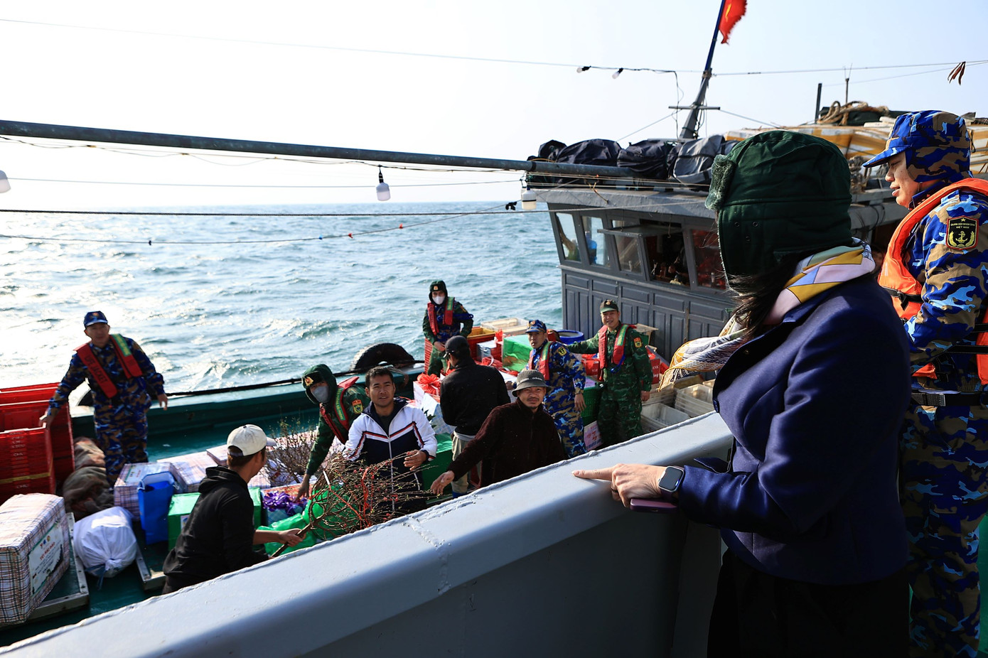 Đoàn công tác cùng những phần quà ý nghĩa đặc trưng của ngày Tết trên chuyến tàu chuyển đến chiến sỹ, bà con nhân dân trên huyện đảo Bạch Long Vĩ Đoàn công tác cùng những phần quà ý nghĩa đặc trưng của ngày Tết trên chuyến tàu chuyển đến chiến sỹ, bà con nhân dân trên huyện đảo Bạch Long Vĩ