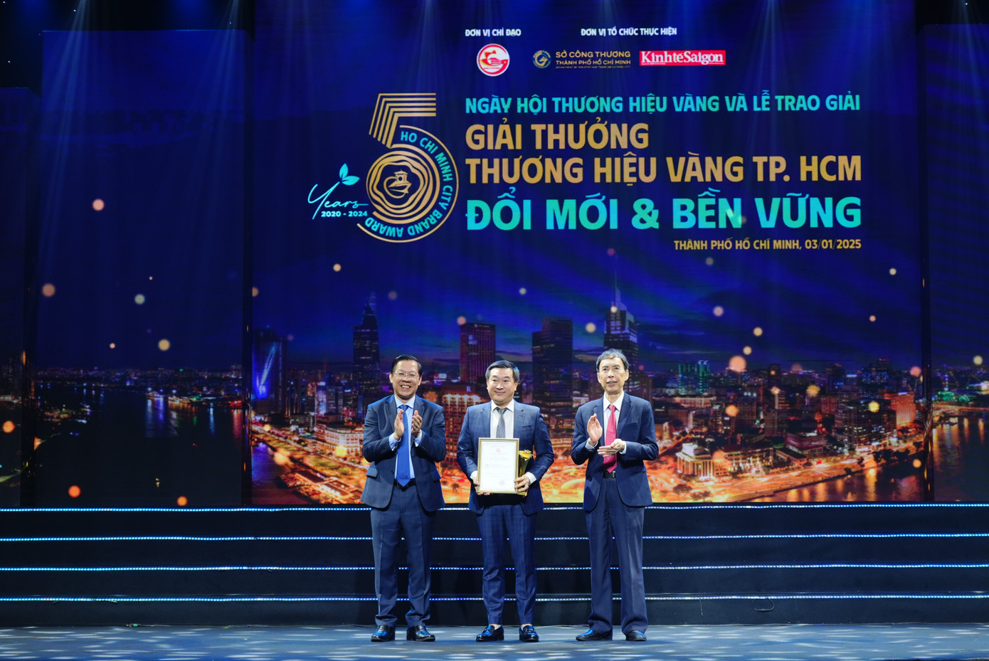 Ông Đỗ Thanh Tuấn, Giám đốc Đối ngoại Vinamilk, (giữa) nhận vinh danh Thương hiệu Vàng 2024 Ông Đỗ Thanh Tuấn, Giám đốc Đối ngoại Vinamilk, (giữa) nhận vinh danh Thương hiệu Vàng 2024