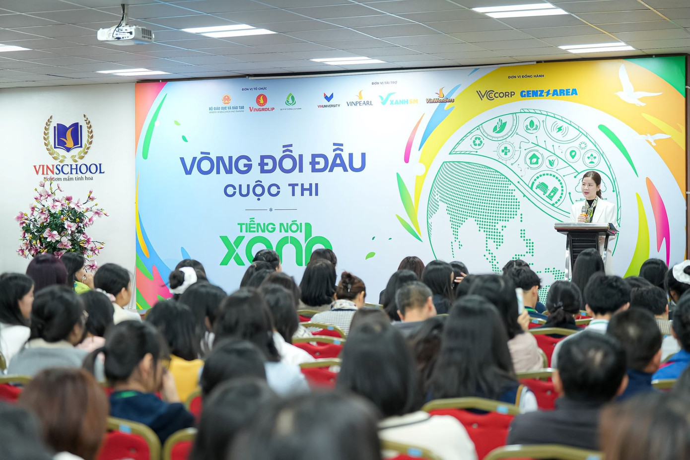 TS. Lê Thái Hà, Giám đốc Điều hành Quỹ Vì tương lai xanh phát biểu khai mạc vòng Đối đầu cuộc thi tại điểm thi Vinschool Times City (Hà Nội)