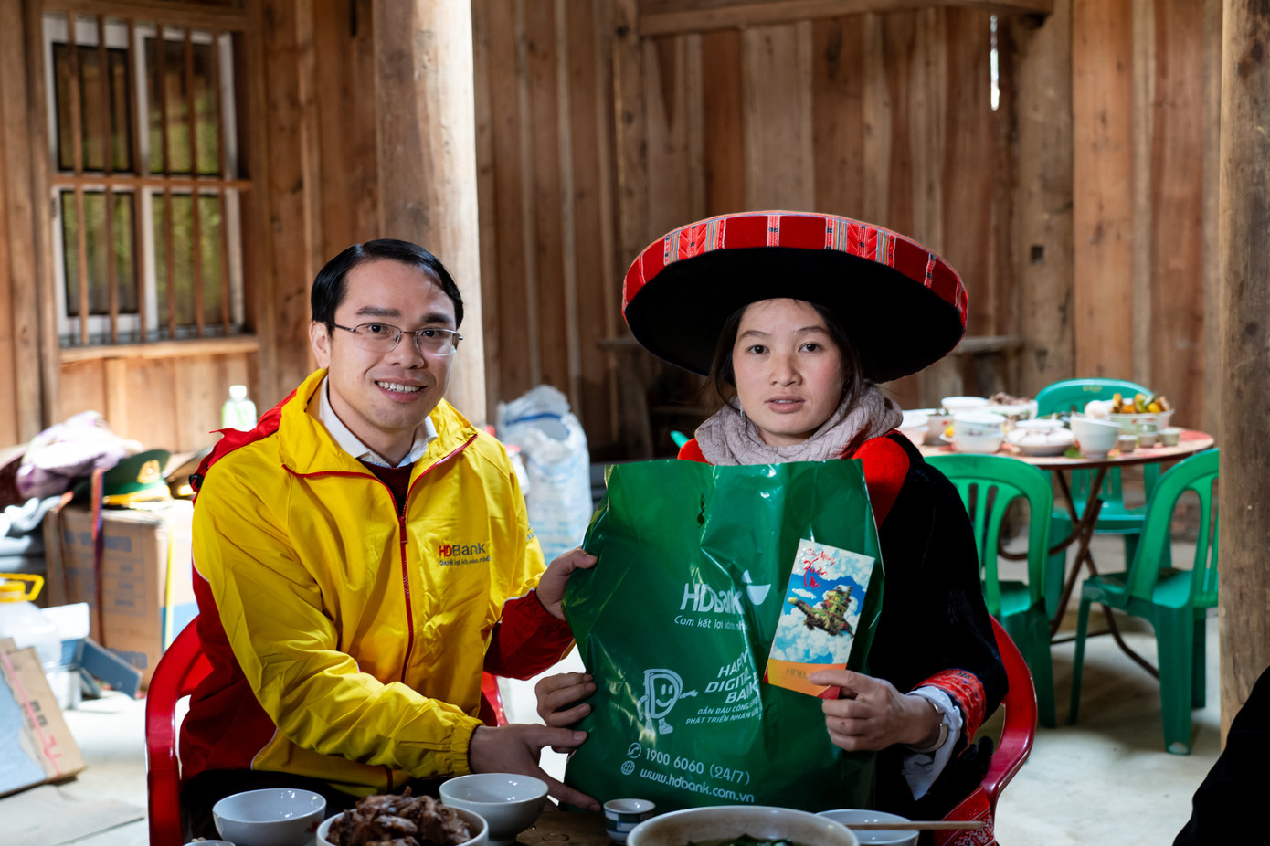 Đại diện HDBank đến thăm và trao quà Tết cho bà con huyện Nguyên Bình