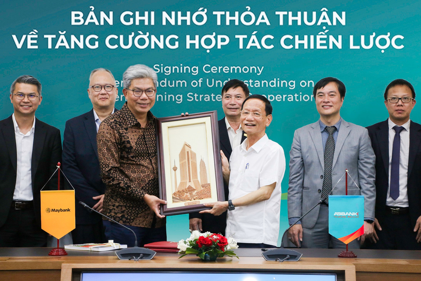 ABBANK thông báo thành lập Uỷ ban Chiến lược Phát triển bền vững ESG với vai trò dẫn dắt của Ông Vũ Văn Tiền, Phó Chủ Tịch HĐQT. Hình lễ ký kết biên bản ghi nhớ giữa ABBANK và Maybank năm 2024 ABBANK thông báo thành lập Uỷ ban Chiến lược Phát triển bền vững ESG với vai trò dẫn dắt của Ông Vũ Văn Tiền, Phó Chủ Tịch HĐQT. Hình lễ ký kết biên bản ghi nhớ giữa ABBANK và Maybank năm 2024