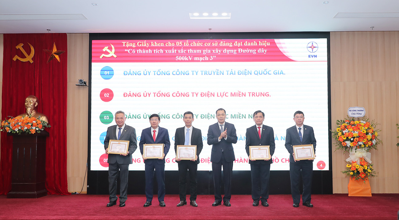 Bí thư Đảng ủy, chủ tịch HĐTV EVN trao khen thưởng cho các tổ chức cơ sở đảng có thành tích xuất sắc trong tham gia xây dựng đường dây 500kV mạch 3 từ Quảng Trạch đến Phố Nối