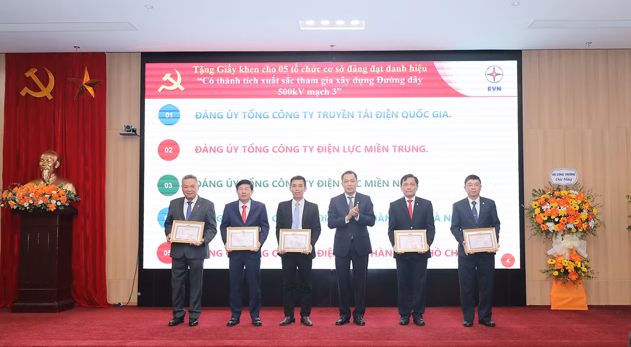 Bí thư Đảng ủy, chủ tịch HĐTV EVN trao khen thưởng cho các tổ chức cơ sở đảng có thành tích xuất sắc trong tham gia xây dựng đường dây 500kV mạch 3 từ Quảng Trạch đến Phố Nối