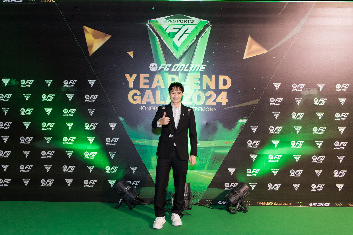 Tuyển thủ Văn Toàn tham dự sự kiện Tuyển thủ Văn Toàn tham dự sự kiện