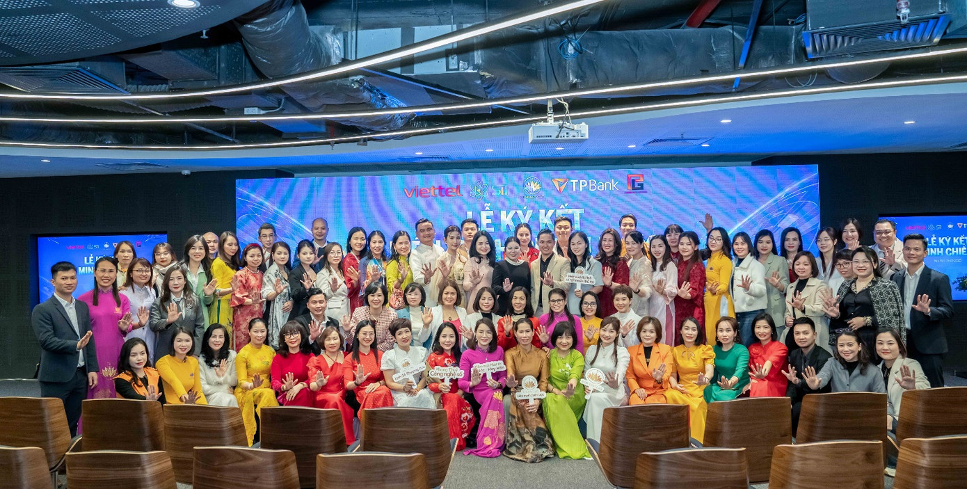 Ban lãnh đạo Tân Kim Cát chụp ảnh lưu niệm cùng đối tác, khách mời,…