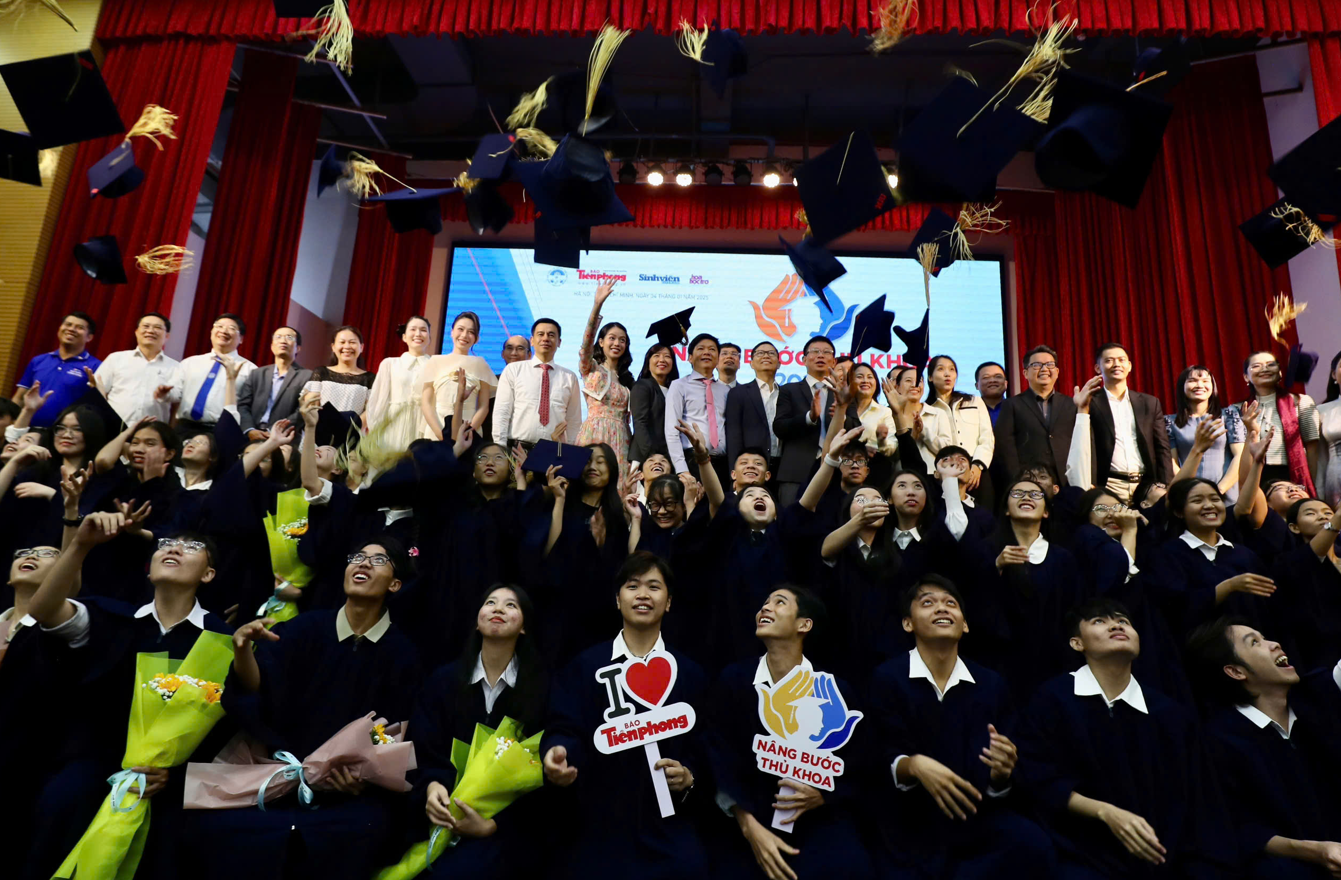 Các sinh viên, thủ khoa nhận học bổng và đại diện đối tác, nhà tài trợ tại chương trình Nâng Bước Thủ Khoa 2024.