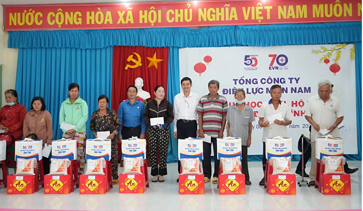 Ông Lê Xuân Hải – Thành viên HĐTV EVNSPC trao tặng quà tại Bến Tre Ông Lê Xuân Hải – Thành viên HĐTV EVNSPC trao tặng quà tại Bến Tre