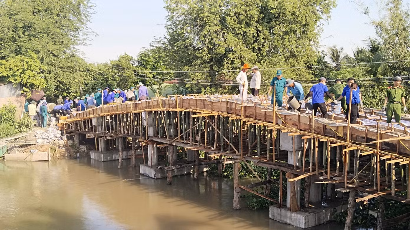 Chính quyền địa phương và nhân dân cùng chung tay xây dựng cầu