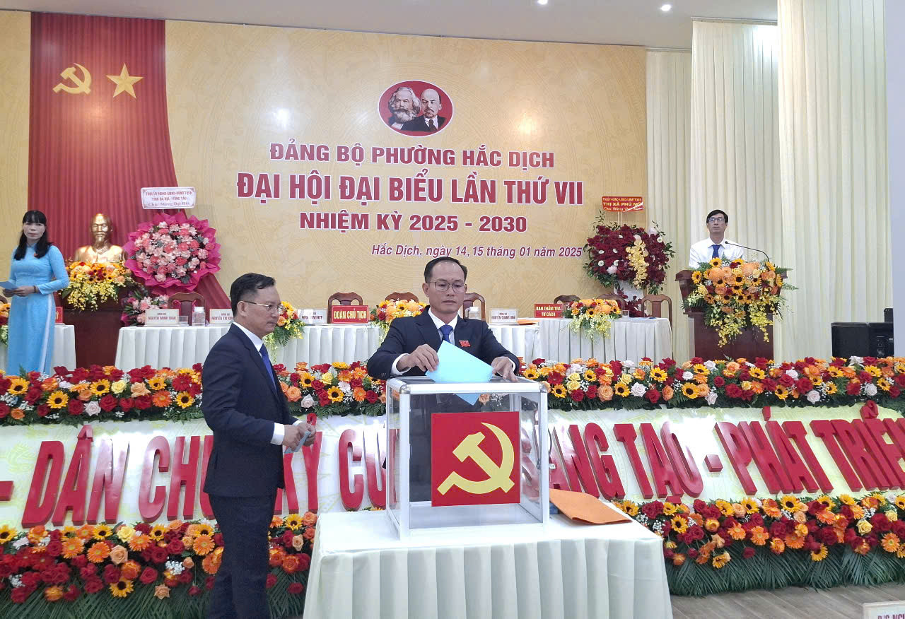 Các đại biểu bỏ phiếu bầu ban chấp hành Đảng bộ phường Hắc Dịch