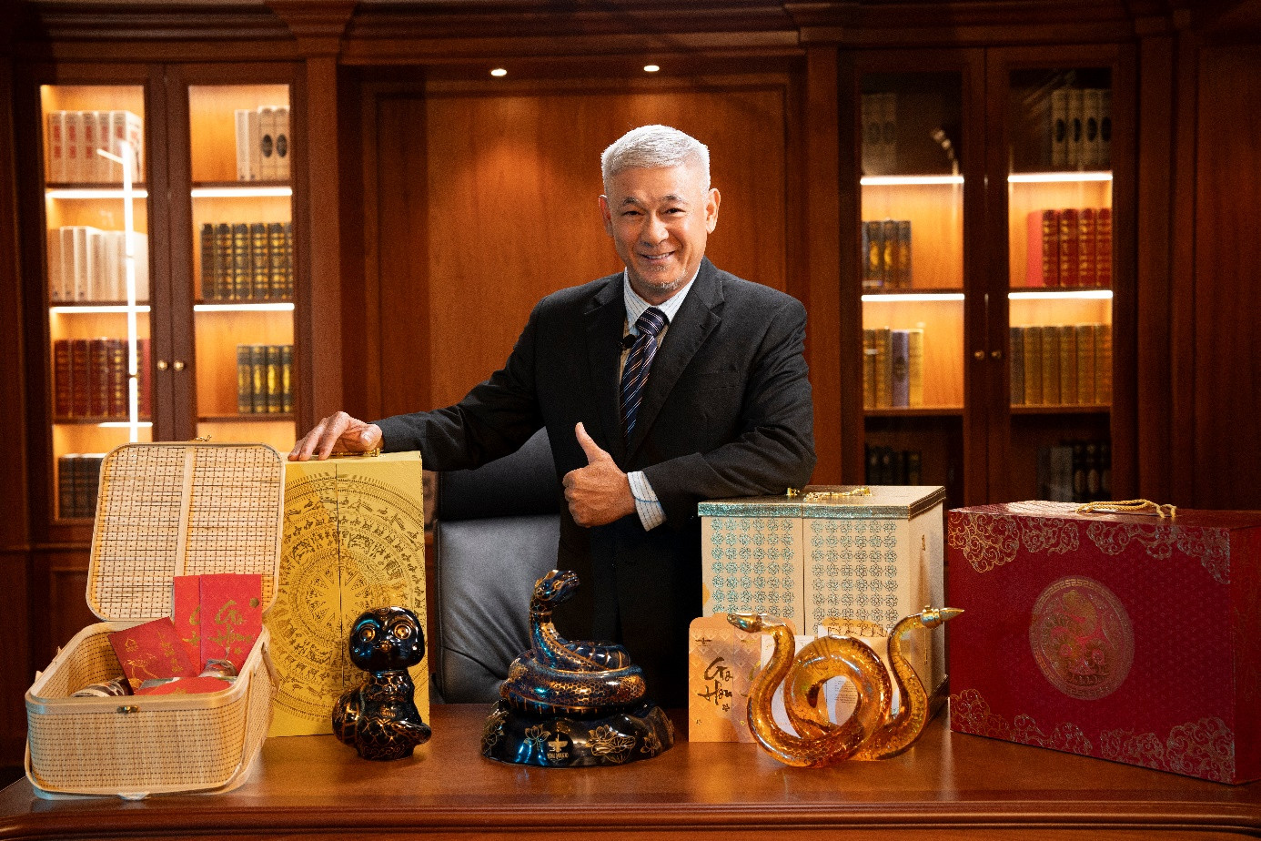 Nhiều năm nay nghệ sĩ Tùng Yuki đã và đang tin tưởng lựa chọn các sản phẩm của DOHA JSC làm quà tặng dành cho các đối tác, người thân trong và ngoài nước. Ảnh: Doha JSC