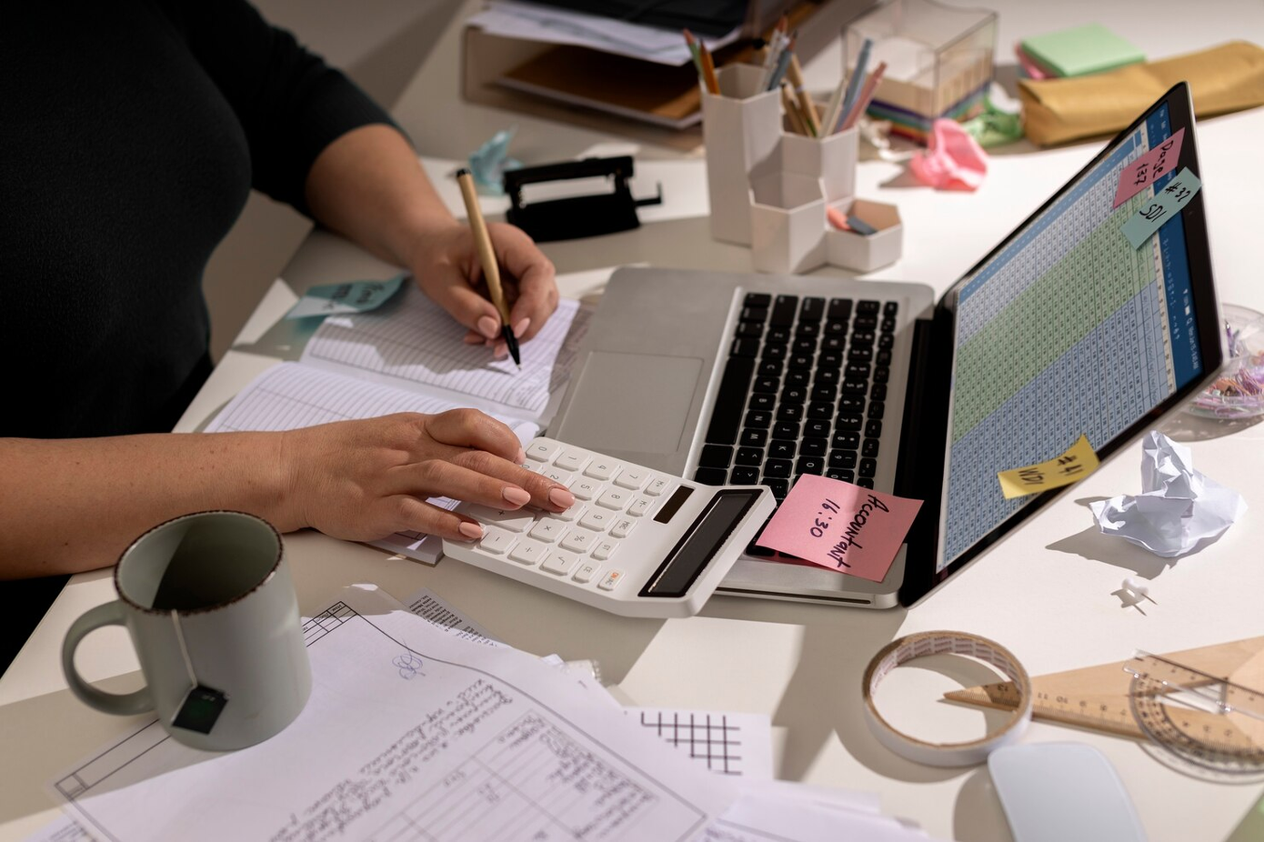 Kế hoạch tài chính thông minh giúp người trẻ kiểm soát chi tiêu, tiết kiệm hiệu quả và xây dựng nền tảng. (Nguồn ảnh: Freepik)