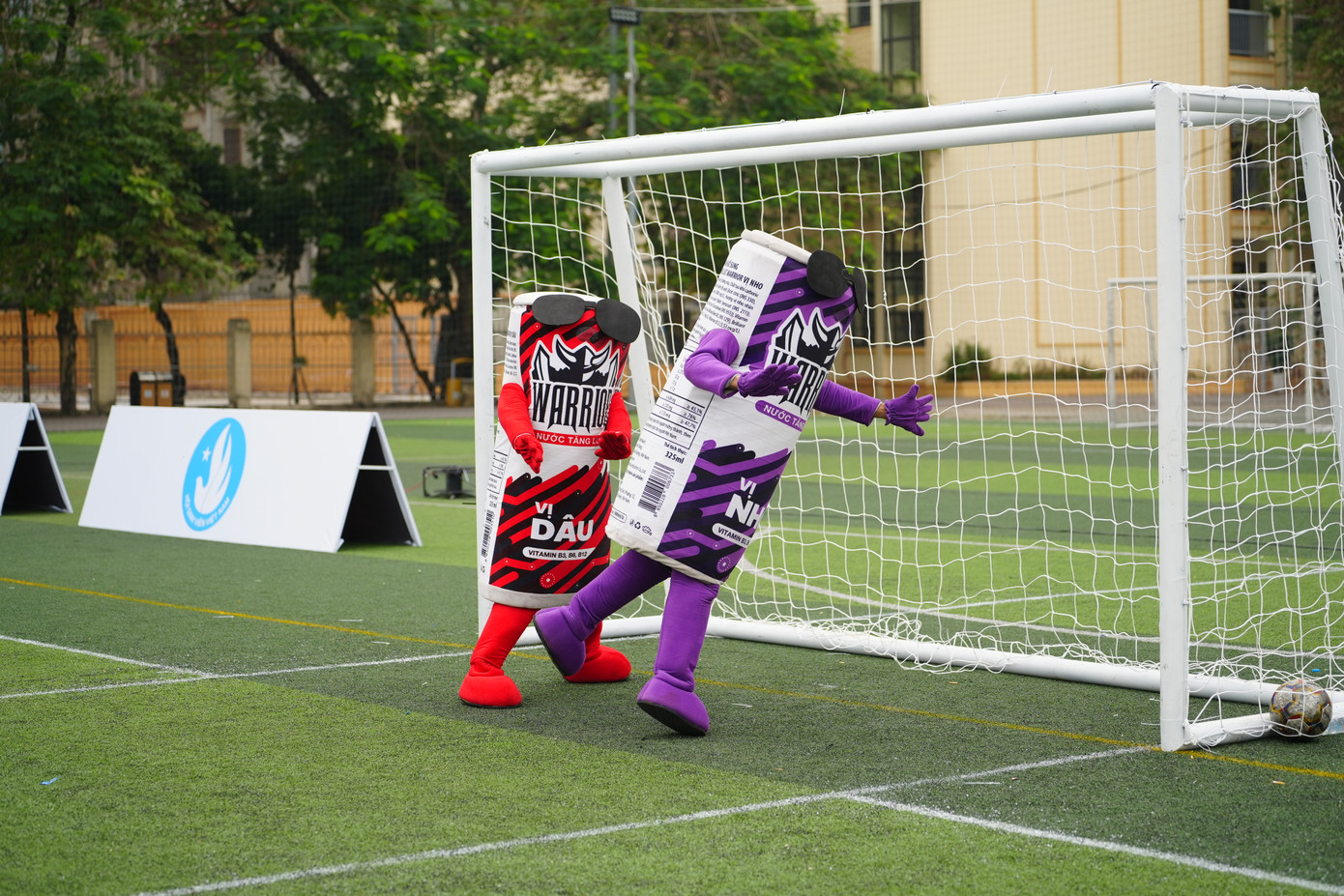 2 chiến binh Warrior dâu - nho đã cùng lên sân cỏ thử thách làm thủ môn, mang lại năng lượng và niềm vui cho mọi người