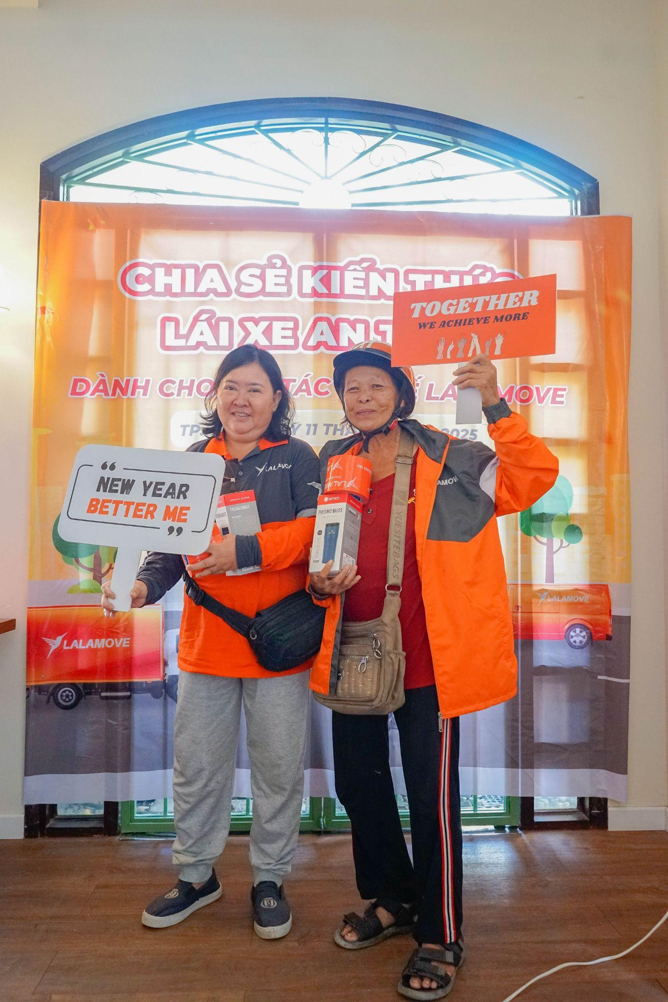 Đối tác tài xế nhận quà thưởng từ Lalamove.