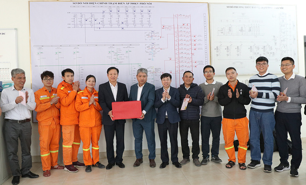 Lãnh đạo Đảng ủy EVNNPT, Công đoàn EVNNPT tặng quà động viên các đơn vị tham gia dự án