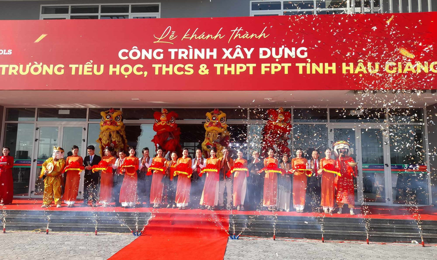 Đại biểu cắt băng khánh thành trường.