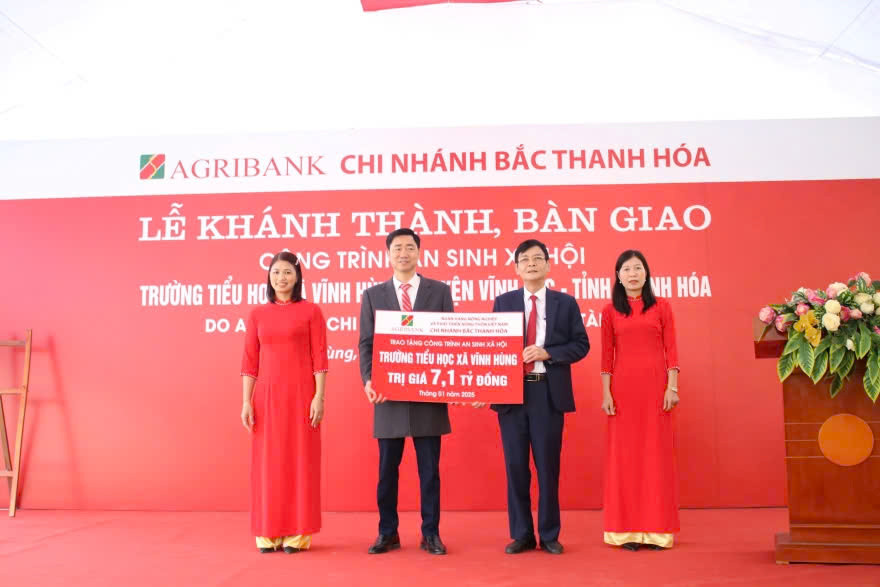 Ông Nguyễn Thái Triệu - Giám đốc Agribank Bắc Thanh Hóa (thứ 2 từ phải sang) trao biển tượng trưng công trình an sinh xã hội Trường tiểu học xã Vĩnh Hùng trị giá 7,1 tỷ đồng