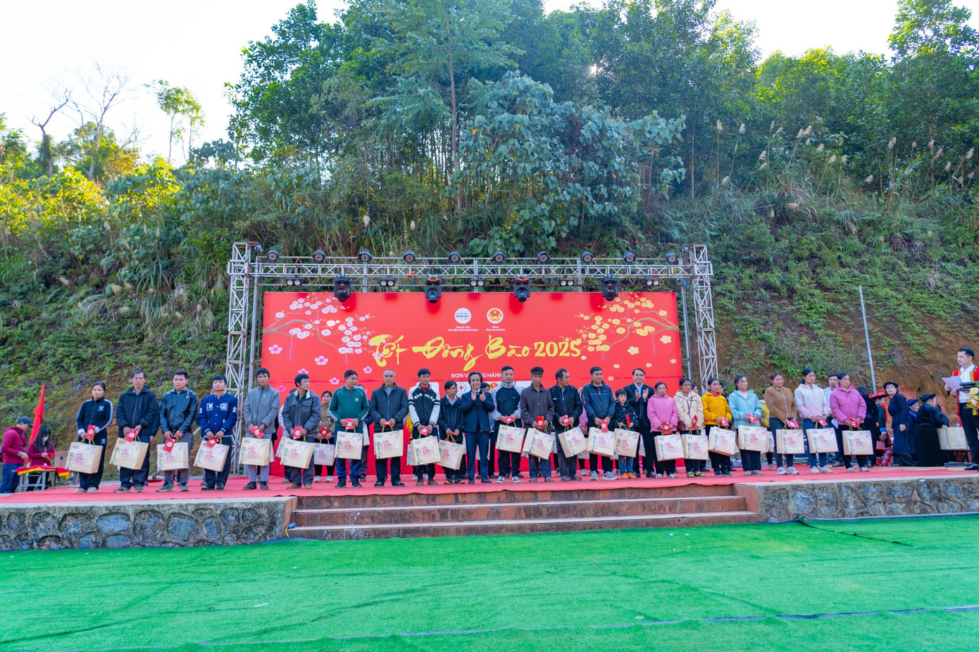 Chương trình trao tặng 500 suất quà tới những hoàn cảnh khó khăn huyện Nguyên Bình