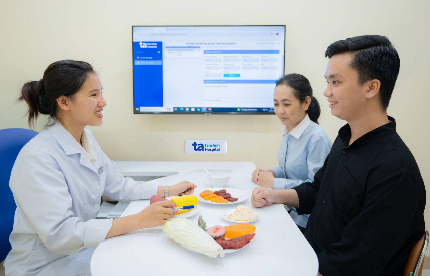 Khách hàng được tư vấn liệu trình giảm cân tại Tâm Anh không ăn kiêng khắt khe vẫn giảm cân an toàn, hiệu quả cao. Ảnh: BVĐK Tâm Anh