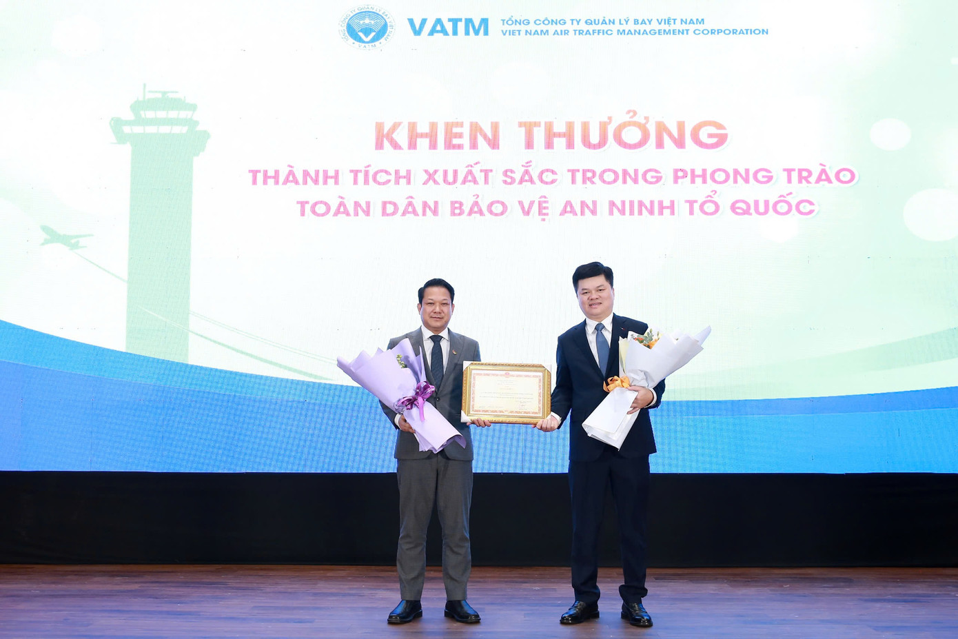 Ông Lê Hoàng Minh – Chủ tịch HĐTV VATM và ông Nguyễn Công Long – Tổng giám đốc nhận bằng khen của Bộ Công an về thành tích xuất sắc trong phong trào toàn dân bảo vệ an ninh tổ quốc Ông Lê Hoàng Minh – Chủ tịch HĐTV VATM và ông Nguyễn Công Long – Tổng giám đốc nhận bằng khen của Bộ Công an về thành tích xuất sắc trong phong trào toàn dân bảo vệ an ninh tổ quốc