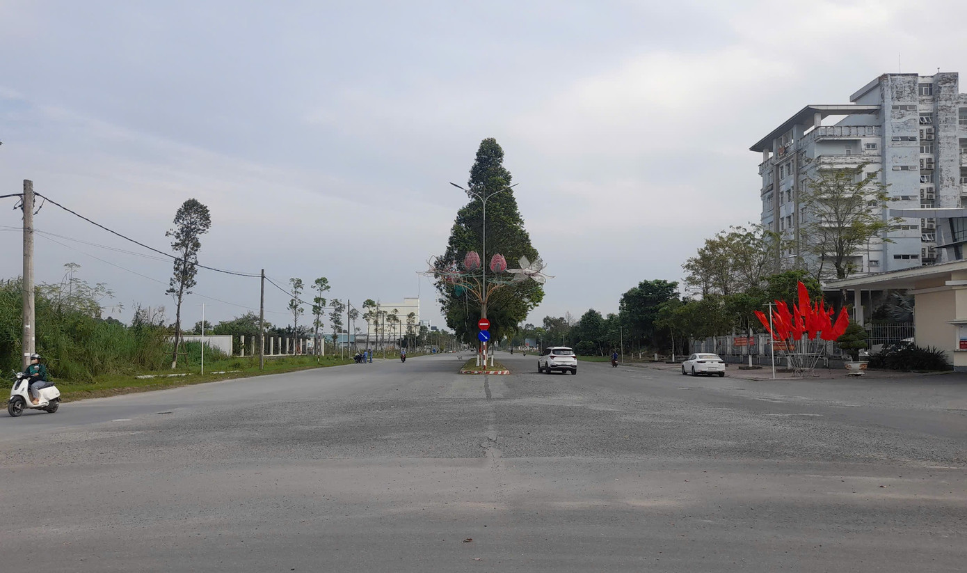 Khu vực tổ chức chợ hoa Xuân Ất Tỵ và chương trình Tết Tây Đô dài gần 1km, từ trước trụ sở UBND quận Cái Răng đến bờ sông Hậu Khu vực tổ chức chợ hoa Xuân Ất Tỵ và chương trình Tết Tây Đô dài gần 1km, từ trước trụ sở UBND quận Cái Răng đến bờ sông Hậu