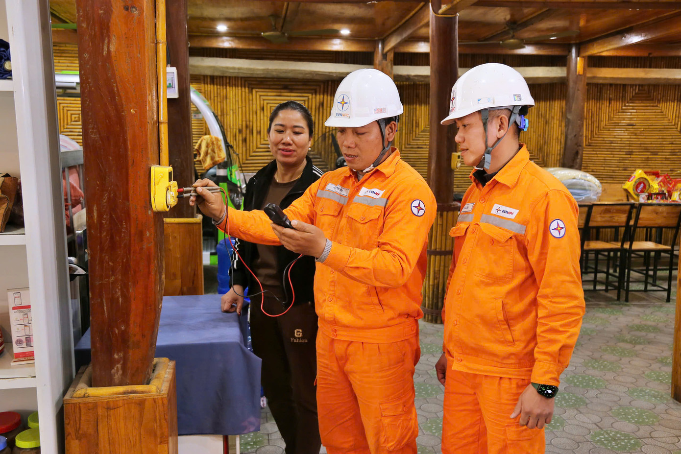 Công nhân Điện lực Mai Châu - Hòa Bình kiểm tra thiết bị điện cho hộ kinh doanh trước dịp tết Nguyên Đán Ất Tỵ. Công nhân Điện lực Mai Châu - Hòa Bình kiểm tra thiết bị điện cho hộ kinh doanh trước dịp tết Nguyên Đán Ất Tỵ.