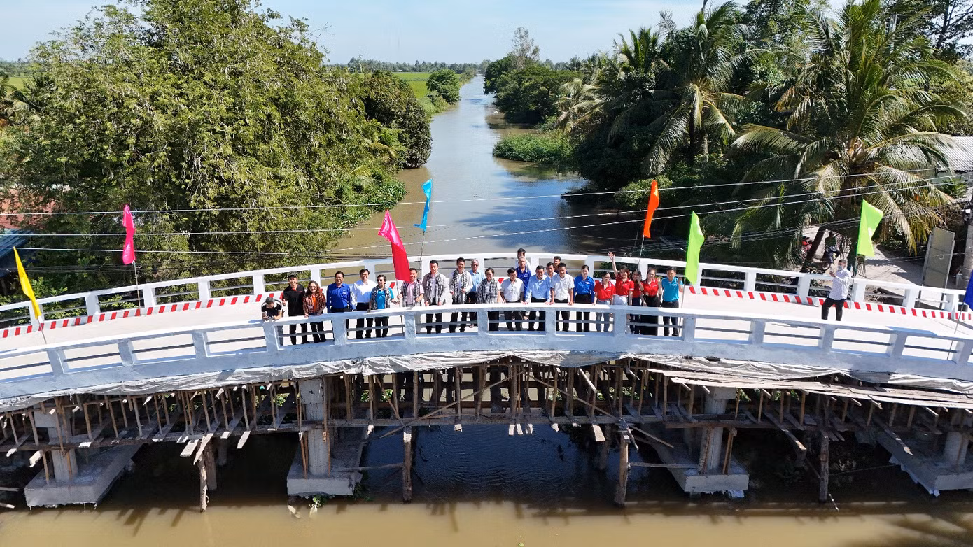 Người dân và chính quyền địa phương vui mừng chào đón cầu mới