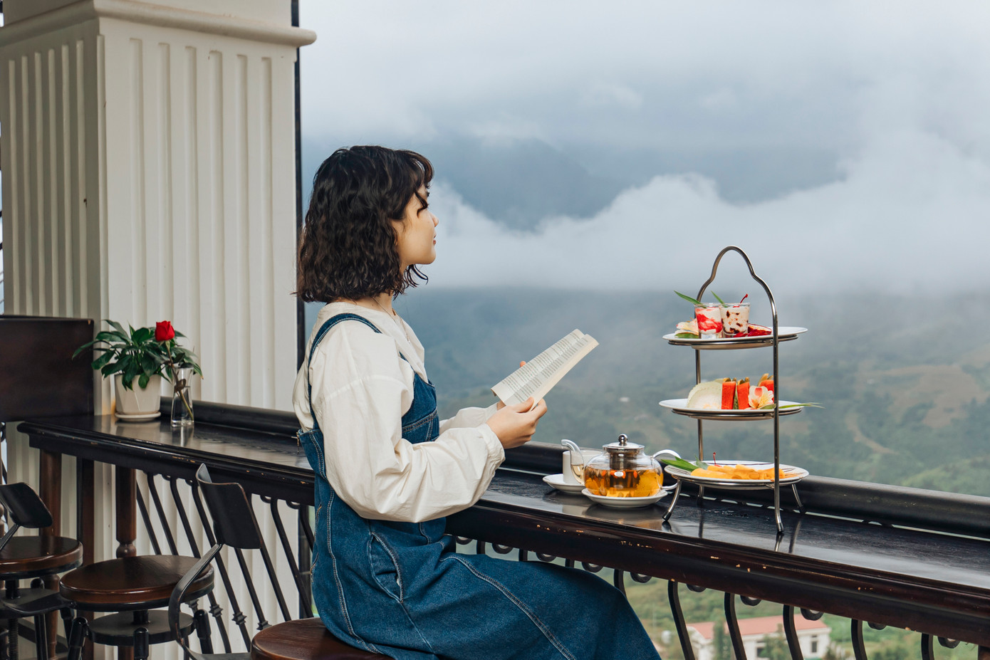 Những tầng mây lững lờ trôi và cảnh núi rừng hùng vĩ chỉ có tại DeLaSol Sapa Hotel. Những tầng mây lững lờ trôi và cảnh núi rừng hùng vĩ chỉ có tại DeLaSol Sapa Hotel.