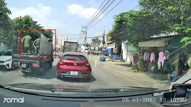 Hình ảnh công an ngồi trên thùng xe