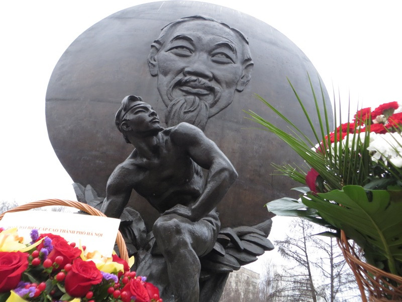 Hoa dưới chân Người