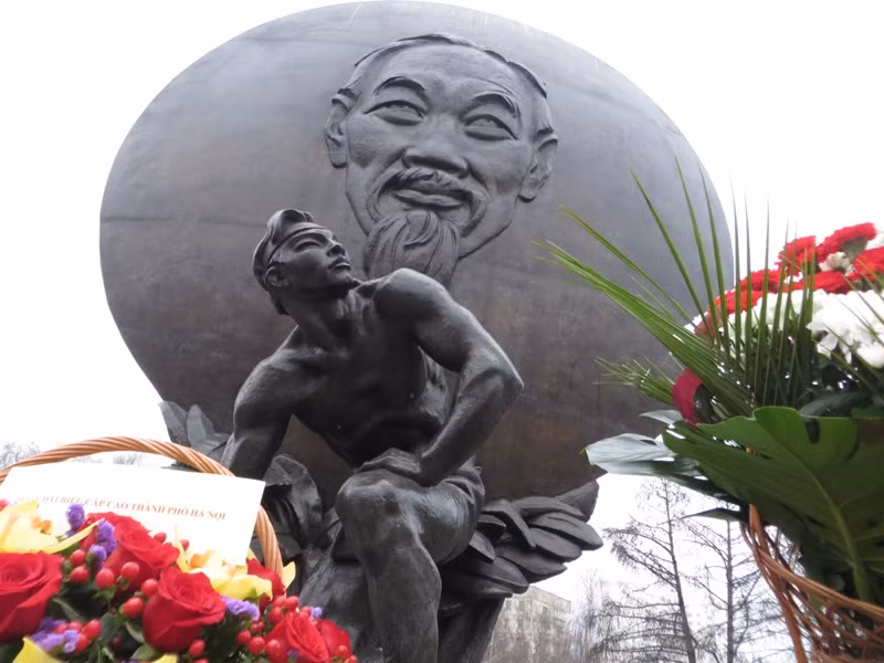 Hoa dưới chân Người