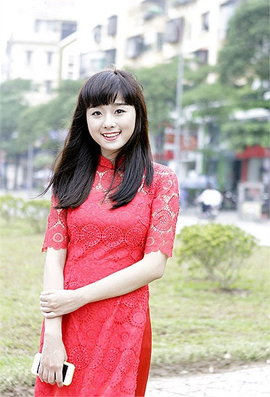 Cô cho biết: 'Bài hát có âm điệu du dương, phù hợp với tiêu chí của nhà trường và chất giọng của em. Lời bài hát cũng rất ý nghĩa mang lại cho em nhiều cảm xúc khi thể hiện'