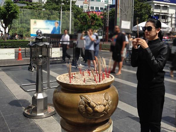 Trong phim, Lâm Chi Khanh vào vai một chàng trai muốn chuyển đổi giới tính. Đây là cảnh Lâm Chi Khanh hóa trang thành chàng trai, đi thắp hương cầu nguyện trước khi phẫu thuật. Sau khi hoàn tất phim, Lâm Chi Khanh về Việt Nam tiếp tục chuẩn bị cho liveshow diễn ra vào tối 12/12 tại sân khấu Lan Anh. Ngoài hai khách mời là người đẹp chuyển giới Nong Poy và Bell Nantitan của Thái Lan, bạn trai Lâm Chi Khanh cũng sẽ xuất hiện trên sân khấu với vai trò mới. Một số khách mời khác của liveshow sẽ được nữ ca sĩ tiết lộ trong họp báo sắp tới