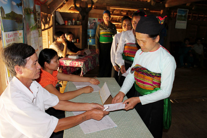 Cử tri xã Nam Xuân (Quan Hoá, Thanh Hoá) bầu cử. Ảnh: Hoàng Lam