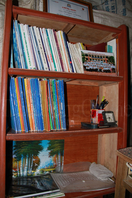 Sách học của Đức được để gọn gàng trong một chiếc tủ mới. Ảnh: Trường Phong