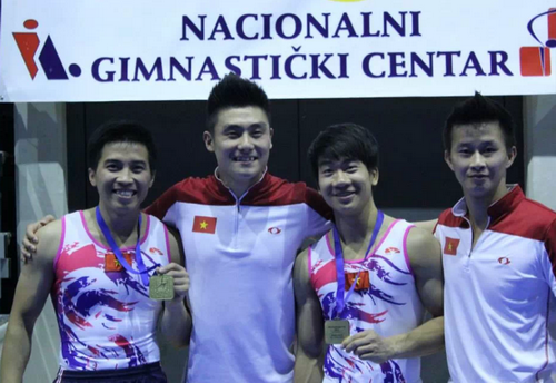 Hà Thanh (trái) giành HC vàng cùng với chuyên gia, đồng đội Hoàng Cường và HLV Trương Minh Sang. Ảnh: TMS