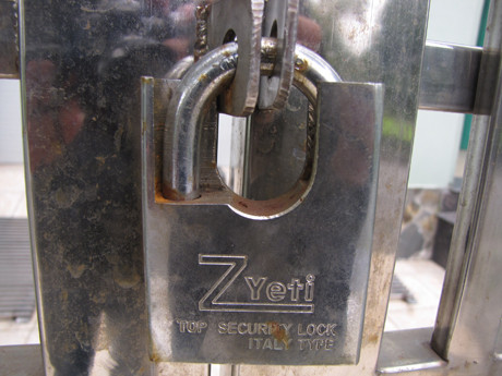 Một căn hộ đã có chủ nhưng không có người ở. Chiếc khóa qua thời gian đã gỉ sét