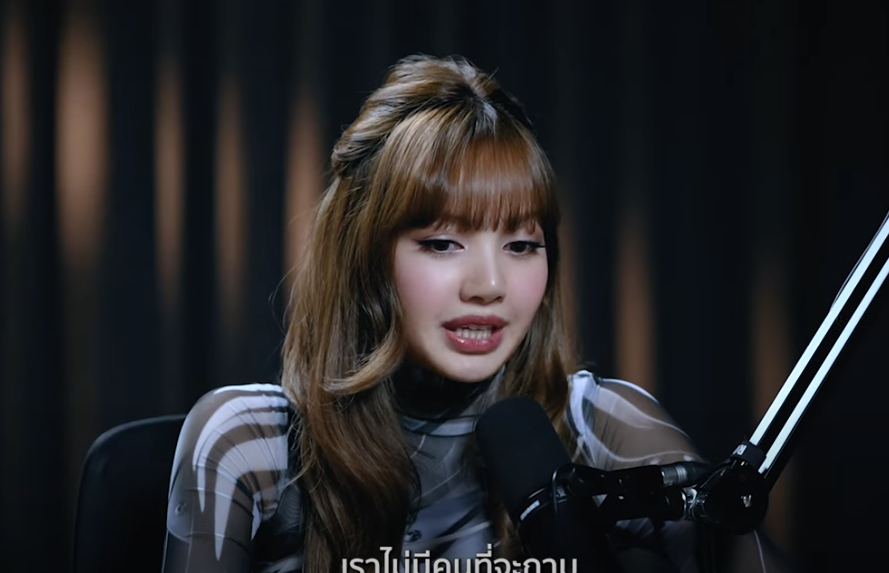 Bị fan cuồng tìm đến tận nhà là trải nghiệm đáng sợ đối với Lisa.