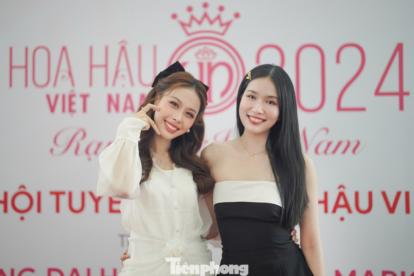 Á hậu Ngọc Hằng và Á hậu Phương Anh thân thiết trên thảm đỏ. Cả hai đều trưởng thành từ cuộc thi Hoa hậu Việt Nam và ngày càng tỏa sáng trong hành trình khám phá bản thân.