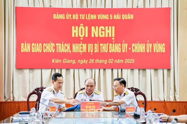 Chuẩn Đô đốc Nguyễn Hữu Thoan (trái) và Đại tá Ngô Văn Thành ký biên bản bàn giao chức trách, nhiệm vụ. Ảnh: VGP/LS. Chuẩn Đô đốc Nguyễn Hữu Thoan (trái) và Đại tá Ngô Văn Thành ký biên bản bàn giao chức trách, nhiệm vụ. Ảnh: VGP/LS.