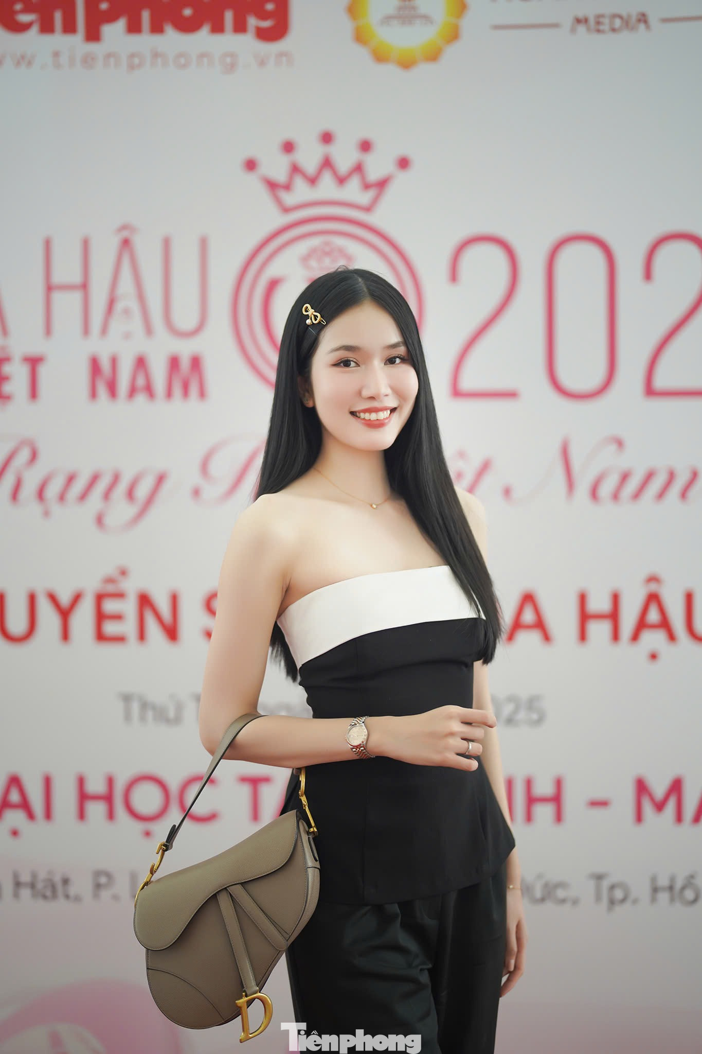 Á hậu Việt Nam 2020 Phương Anh dịu dàng hơn khi phối áo quây đen - trắng với quần dài đen và để kiểu tóc thẳng dài buông xõa.