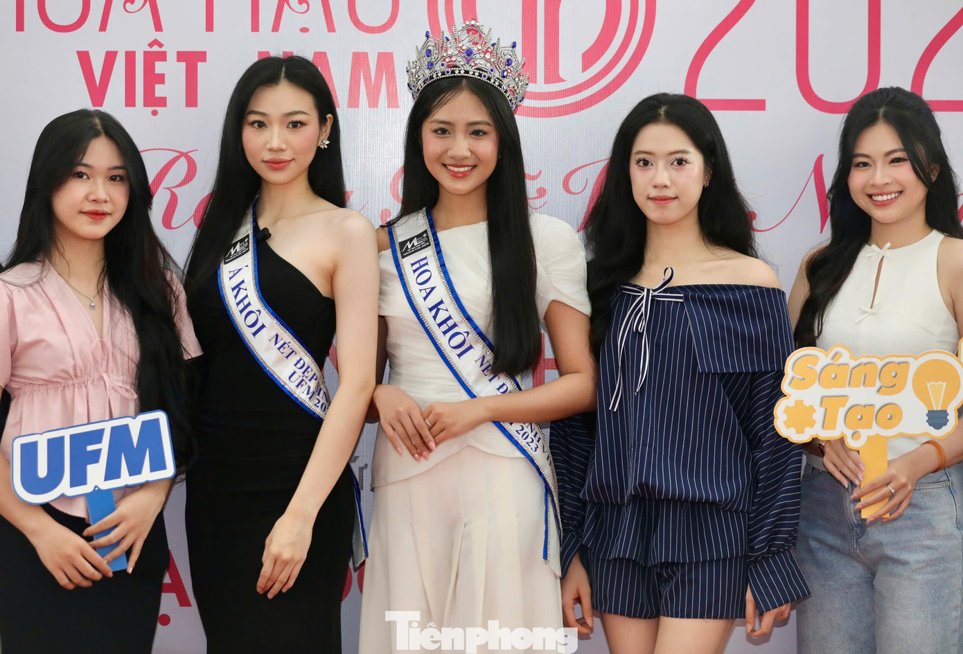 Ngoài những người nổi tiếng, thảm đỏ ngày hội tuyển sinh cuộc thi Hoa hậu Việt Nam 2024 cũng chứng kiến màn khoe sắc của nhiều nữ sinh, trong đó có cả hoa khôi và á khôi của các đại học ở TPHCM. Đứng giữa là Hà Trúc Linh (20 tuổi), Hoa khôi cuộc thi Nét đẹp sinh viên Đại học Tài chính - Marketing năm 2023.