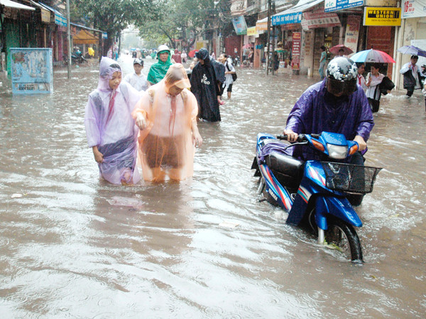 Phố phường Hà Nội trong trận lụt lịch sử năm 2008. Ảnh: Hồng Vĩnh